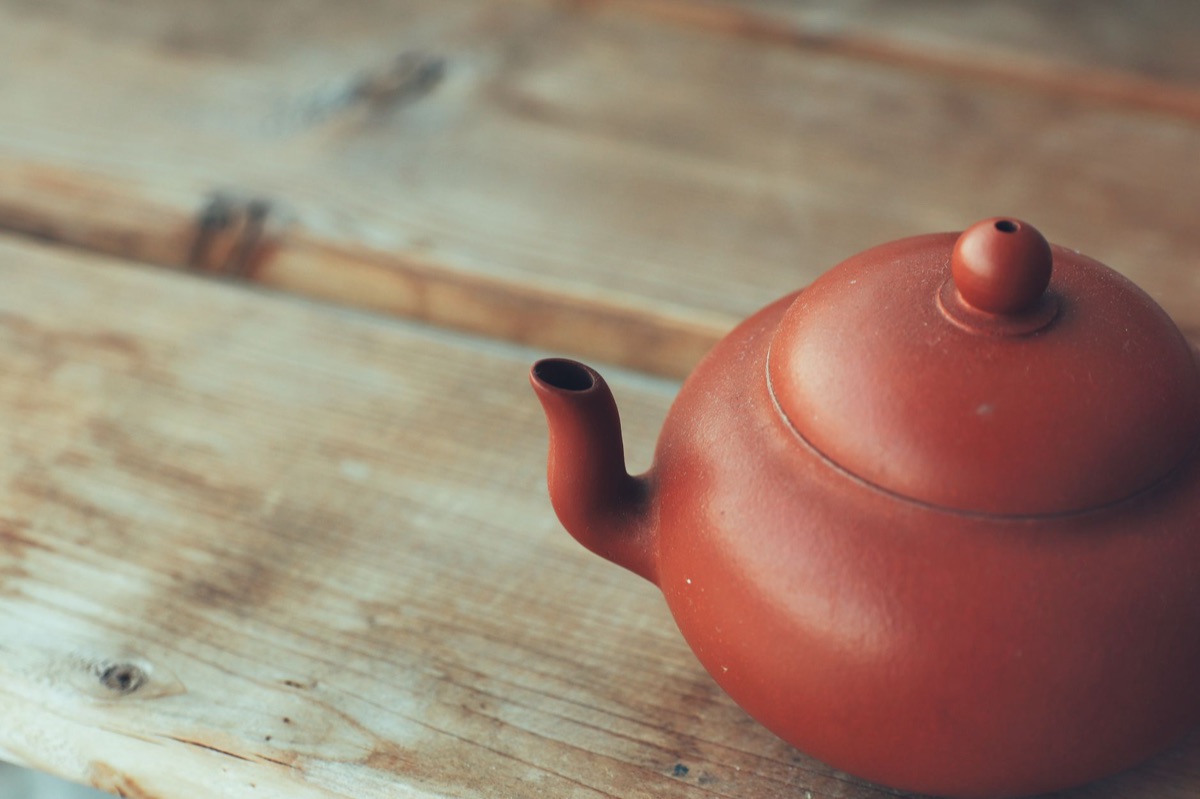 Service à thé traditionnel avec une théière en argile Yixing.