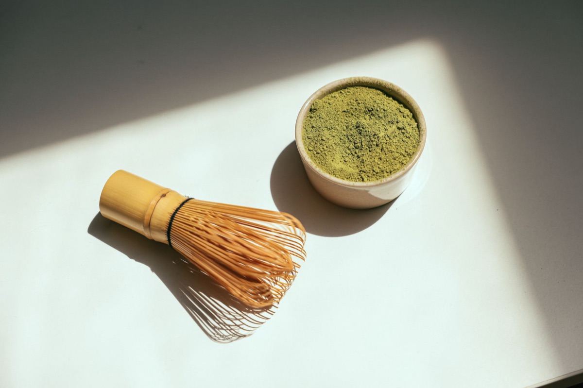 Traditionelles Matcha-Set mit Bambusbesen und Schale