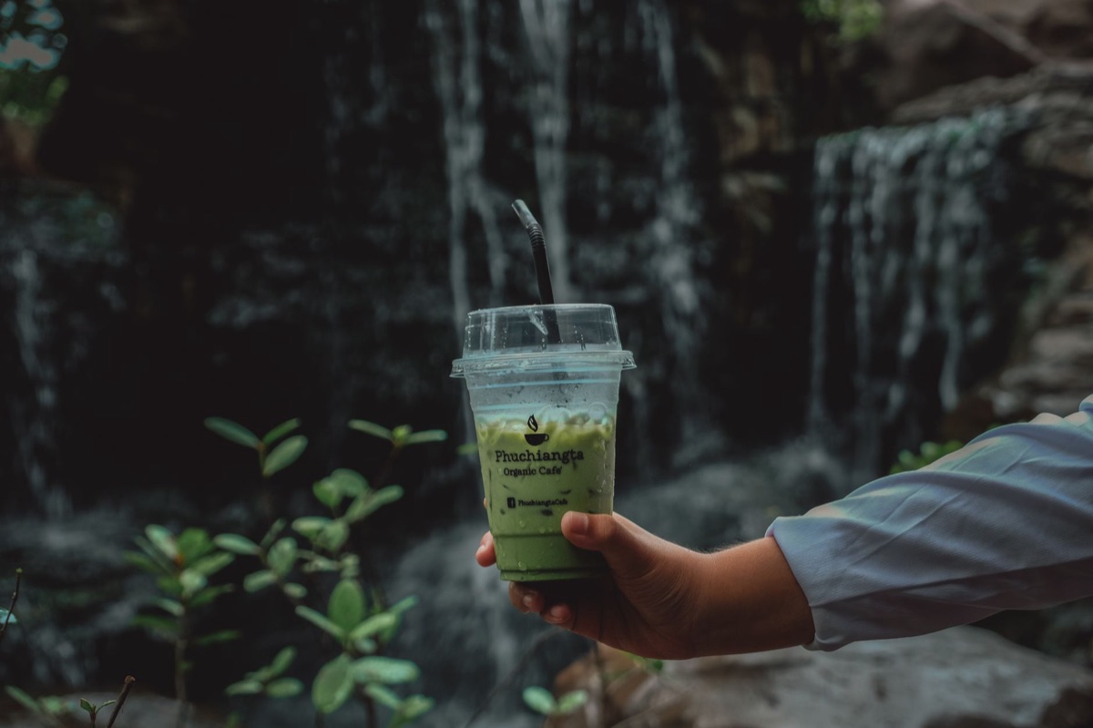 Moderner Matcha Latte in einem Café als Teil des globalen Trends
