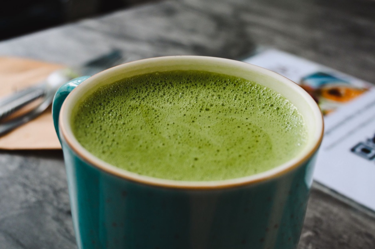 Latte de matcha cremoso en un entorno moderno