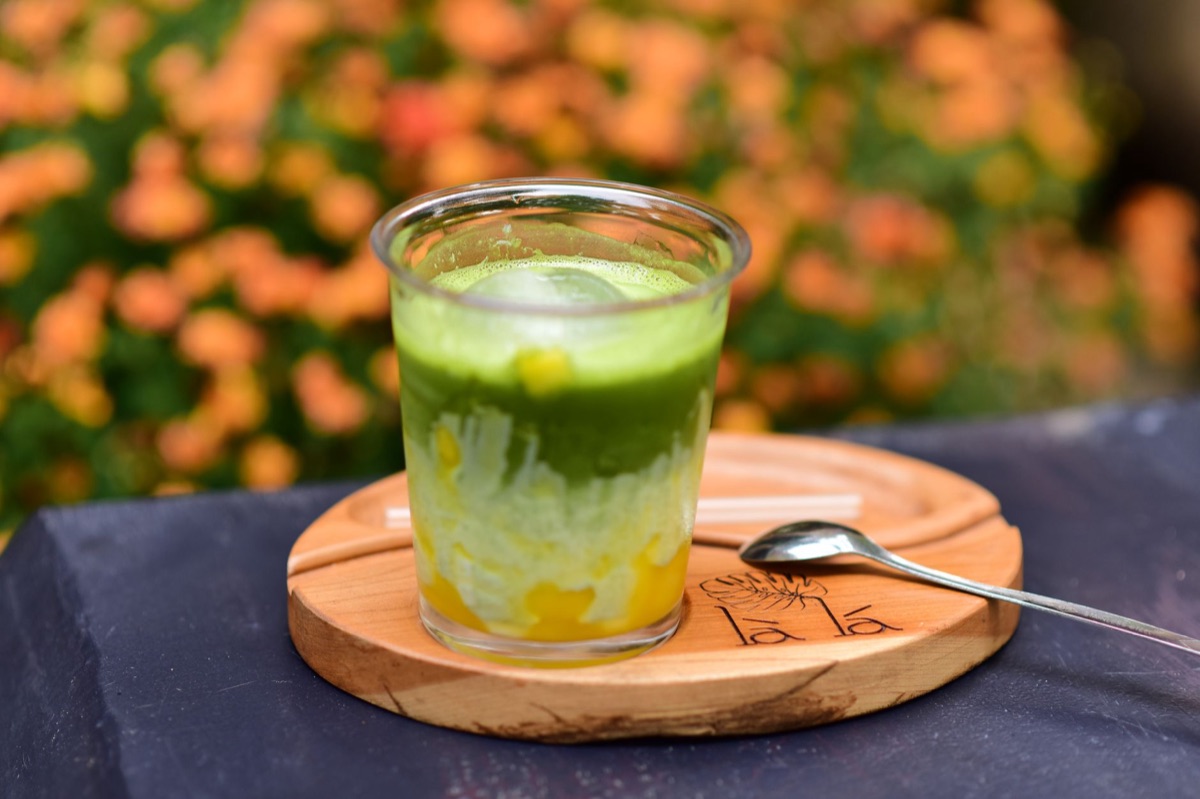 Latte au matcha glacé dans un verre élégant