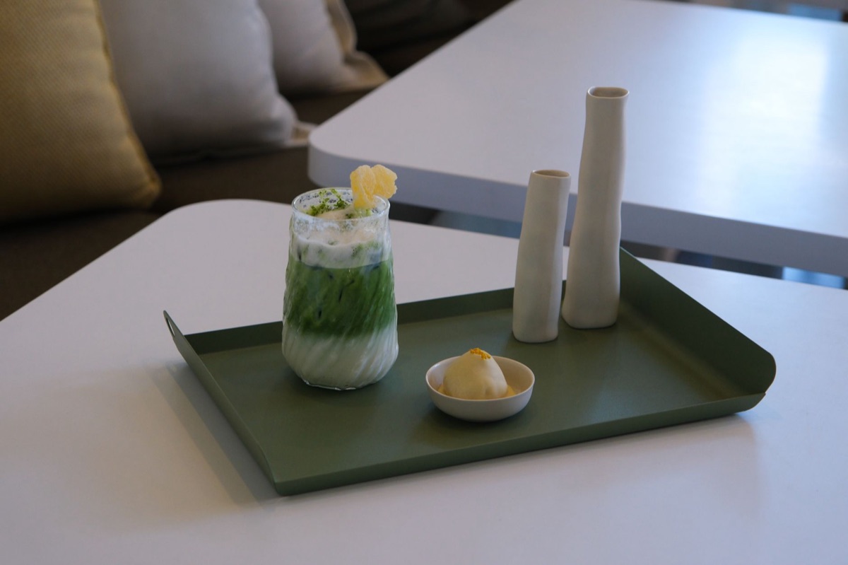 カフェでの抹茶ラテとスイーツ
