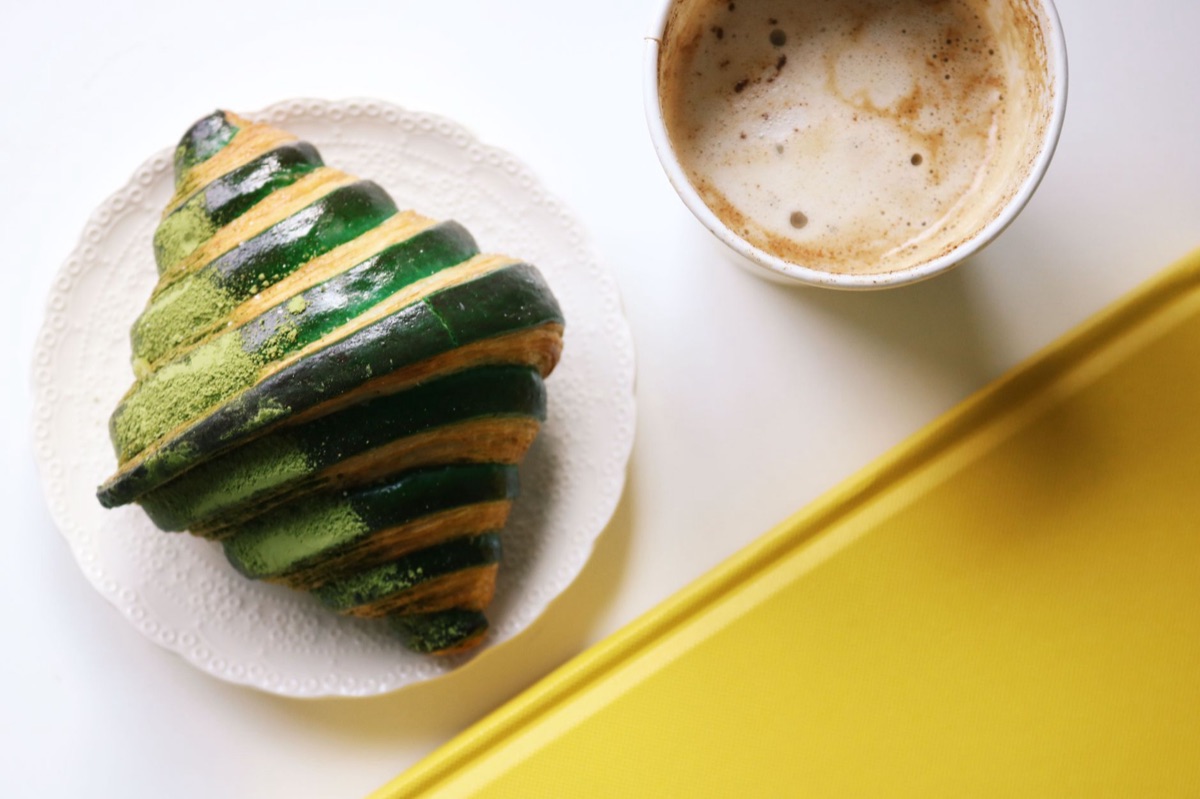 Latte de matcha servido em um café moderno com estética minimalista.