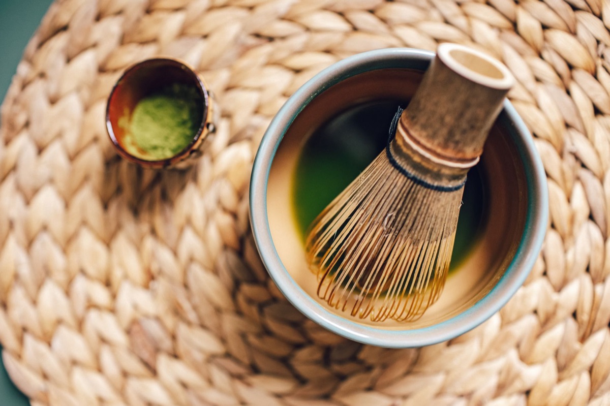 Traditionelles japanisches Matcha-Zubehör mit Bambusbesen und Schale