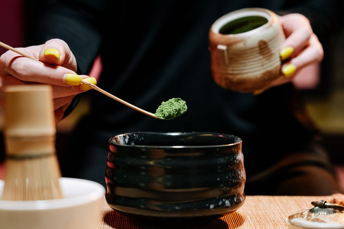 Feines, leuchtend grünes Matcha-Pulver in einer Schale
