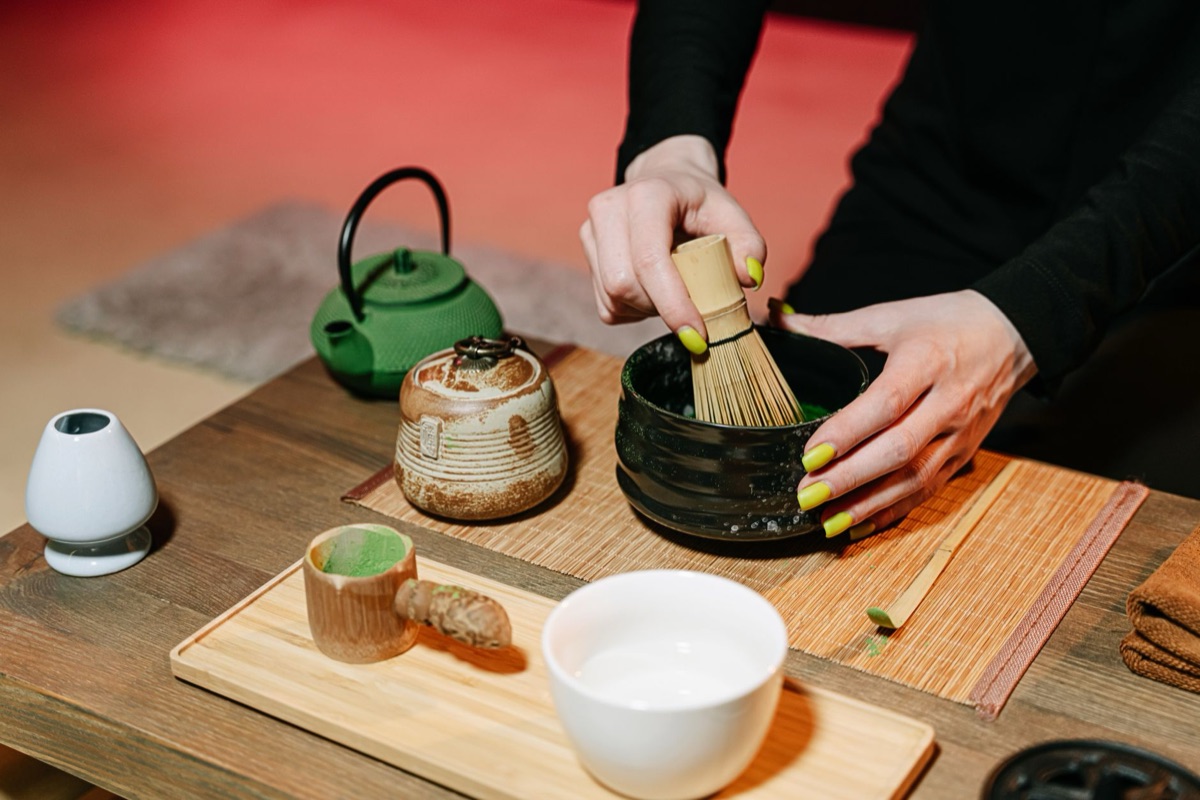 Batidor tradicional de bambú para preparar matcha