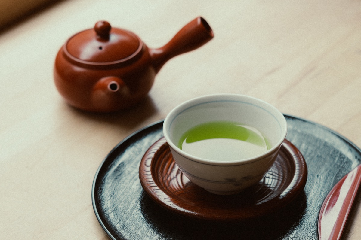 Set traditionnel de cérémonie du thé japonais avec fouet en bambou et bol