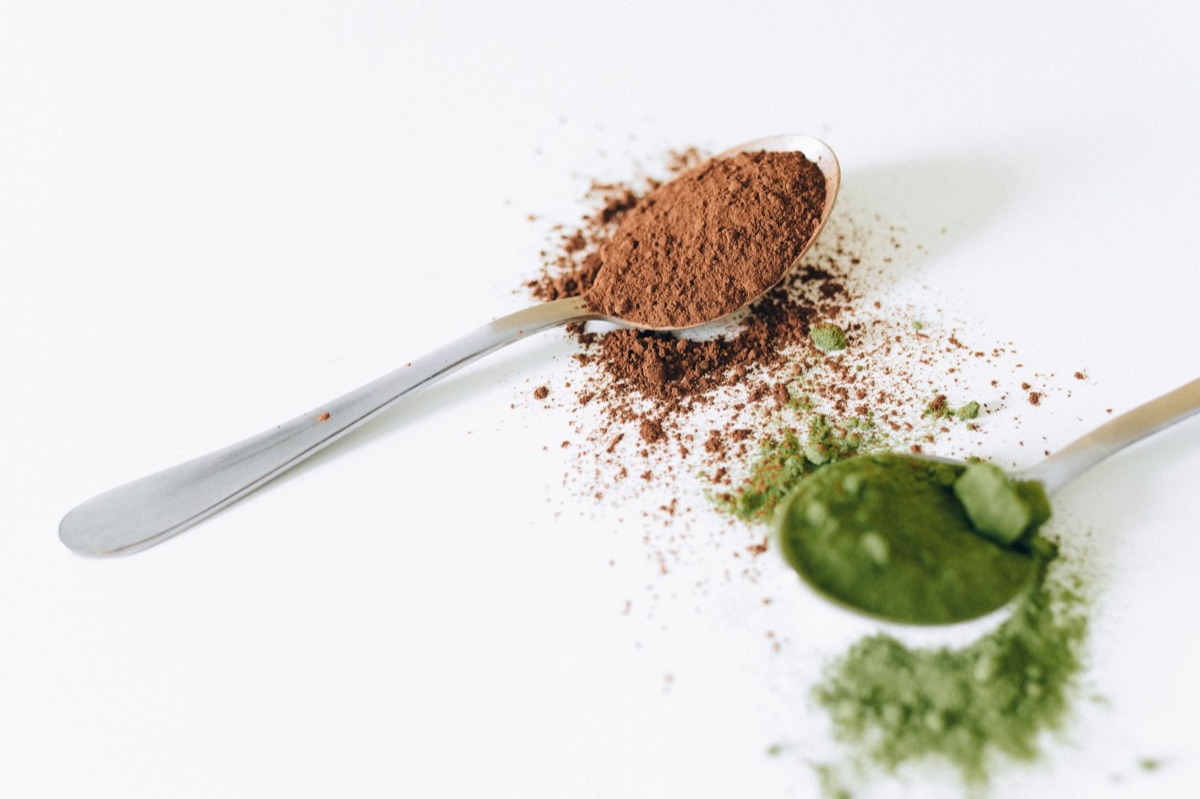 Poudre de matcha fraîche mettant en avant ses bienfaits nutritionnels
