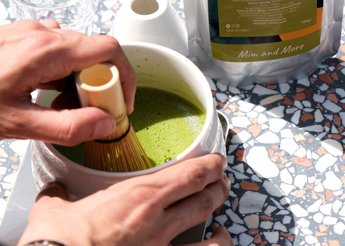 Polvere di matcha verde brillante con utensili da tè tradizionali