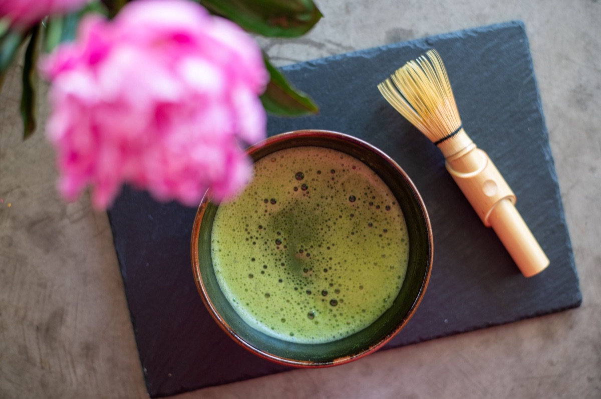 傳統日本茶道用具：竹製茶筅與茶碗