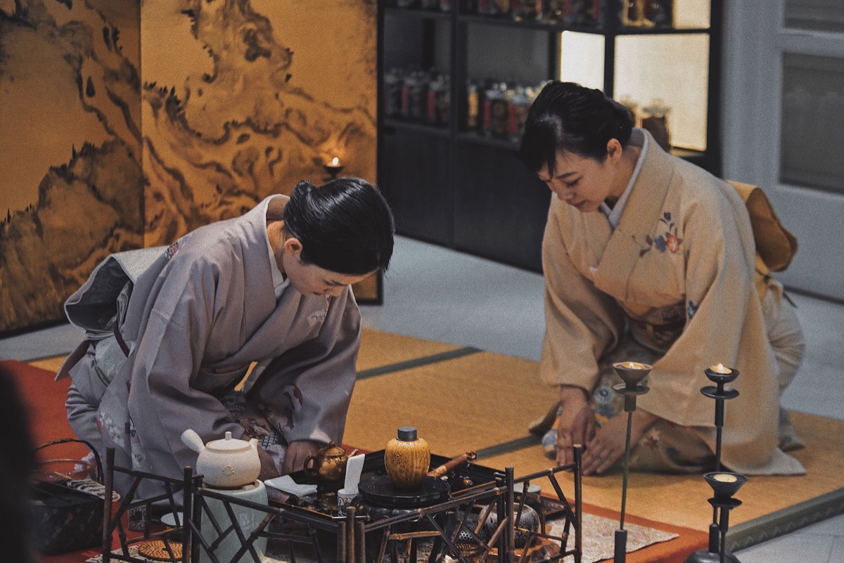 cerimônia de chá tradicional em uma sala japonesa