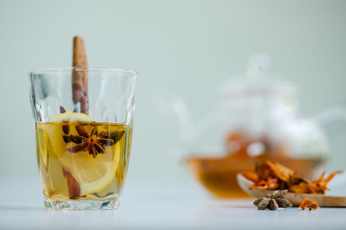 Infusion de thé ambrée dans une théière en verre.