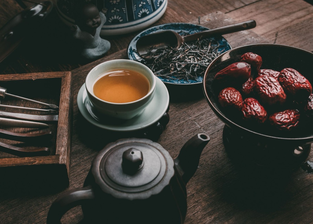 Bolos de chá Pu-erh envelhecidos sobre uma mesa de madeira escura.