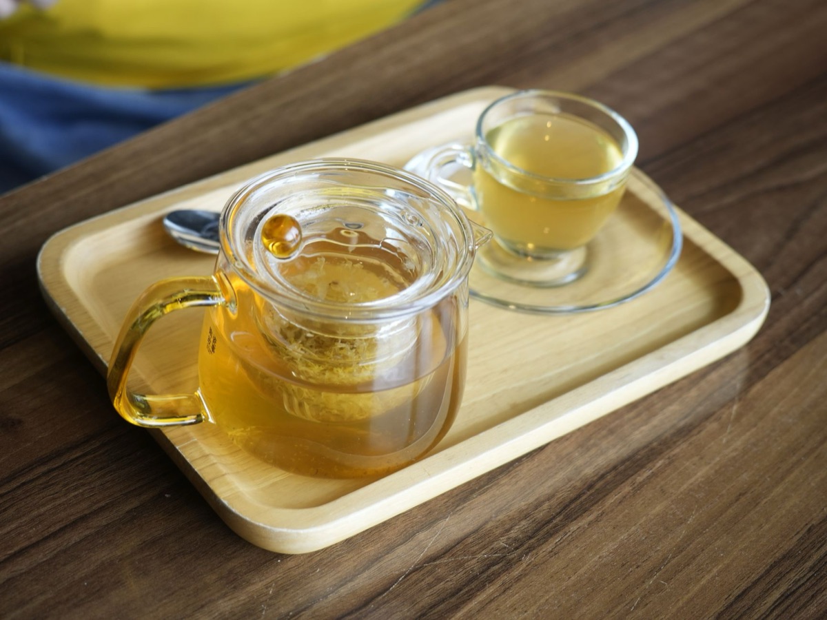 茶壺中呈現琥珀色的茶湯萃取液