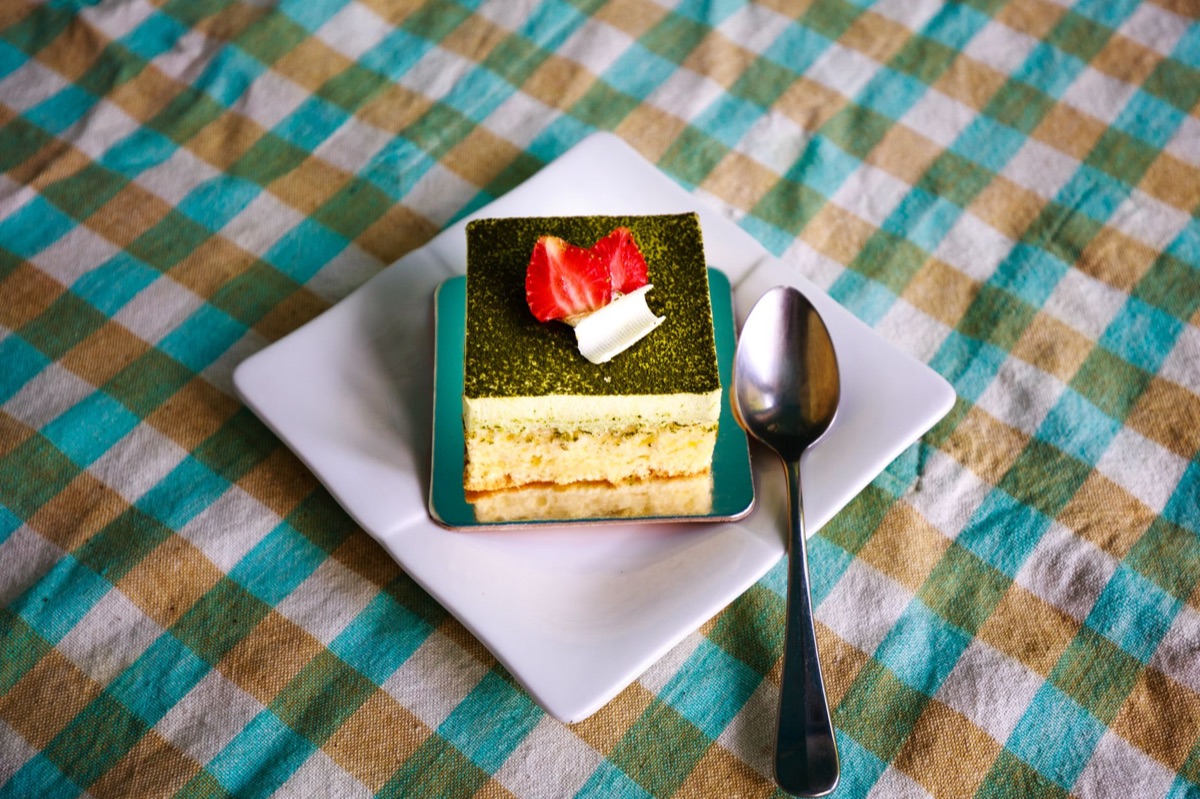 Presentación moderna de postre con matcha